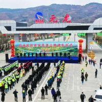 國(guó)內(nèi)全部采用道硅水泥、機(jī)制砂配制滑模攤鋪混凝土路面高速公路建成通車
